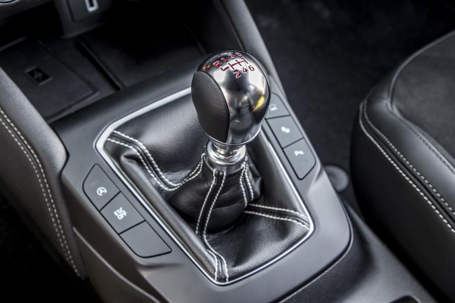 Детали интерьера Ford Focus ST Estate 2019 года  (WW) (фото 8 из 40)